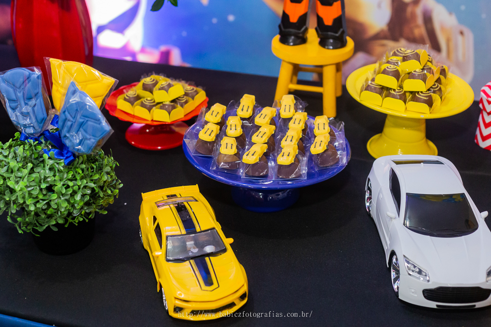 foto doces personalizados transformes para festa infantil com carro amarelo