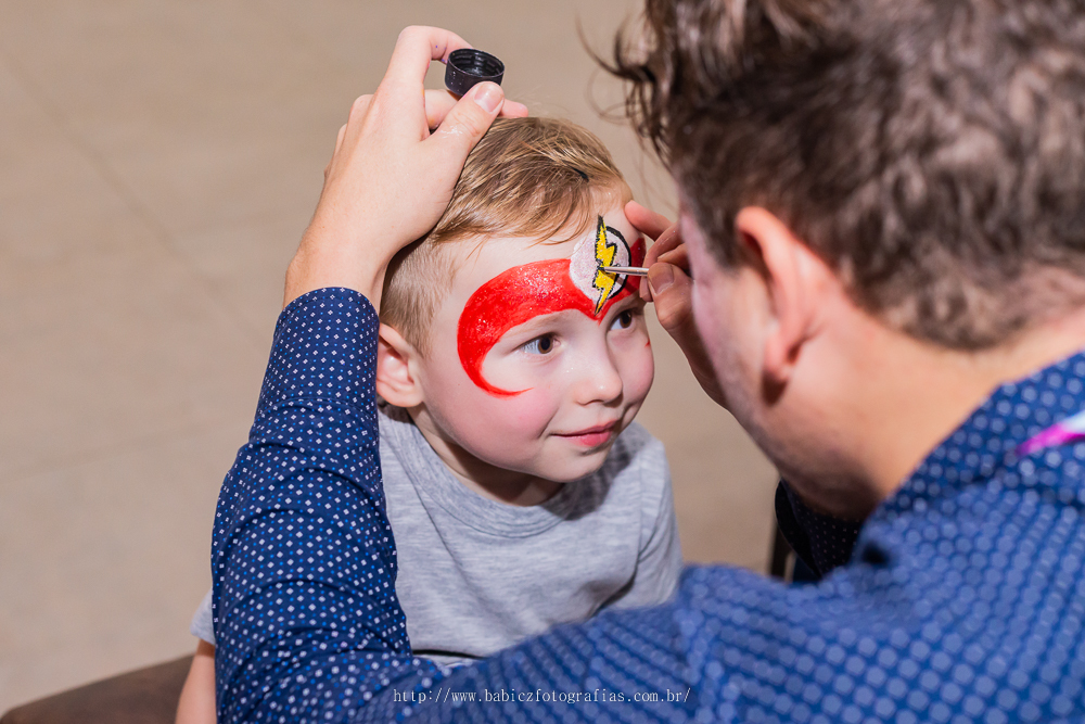 Fotografia de criança sendo pintura no rosto pelo Guilherme Ivanes do grandes infantes no buffet infantil Armazem Eventos e Kids em Mairnga 