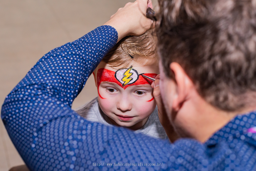 Fotografia de criança fazendo pintura no rosto pelo Guilherme Ivanes do grandes infantes no buffet infantil Armazém Eventos e Kids em Maringá