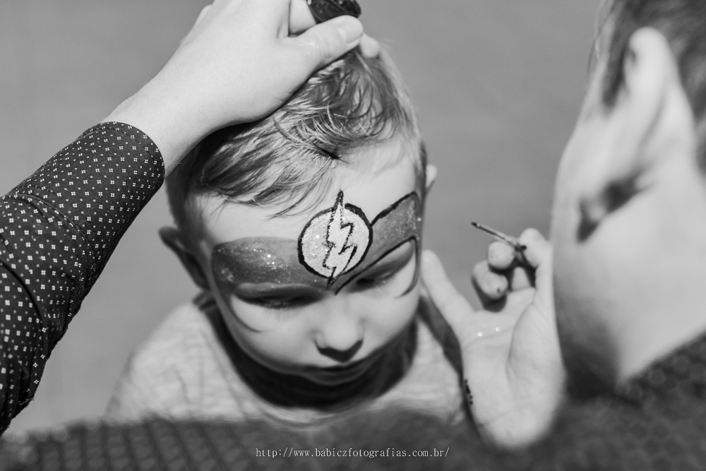 Fotografia de criança fazendo pintura no rosto pelo Guilherme Ivanes do grandes infantes no buffet infantil Armazém Eventos e Kids em Maringá em PB