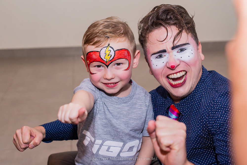 Fotografia de criança com pintura no rosto feito por Guilherme Ivanes do grandes infantes no buffet infantil Armazém Eventos e Kids em Maringá