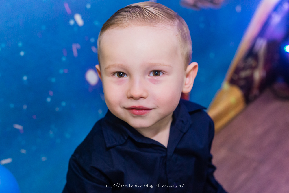 fotografia de menino lindo em sua festa de aniversario infantil