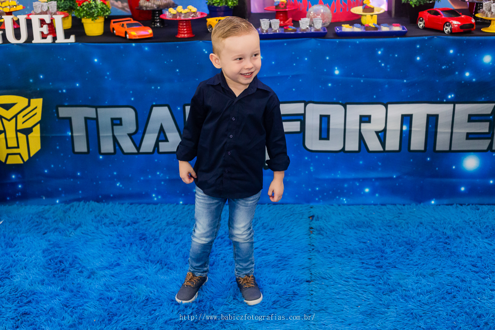 fotografia de menino lindo em sua festa de aniversario infantil
