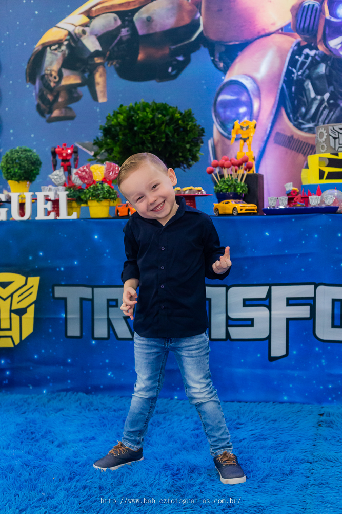 fotografia de menino lindo em sua festa de aniversario infantil