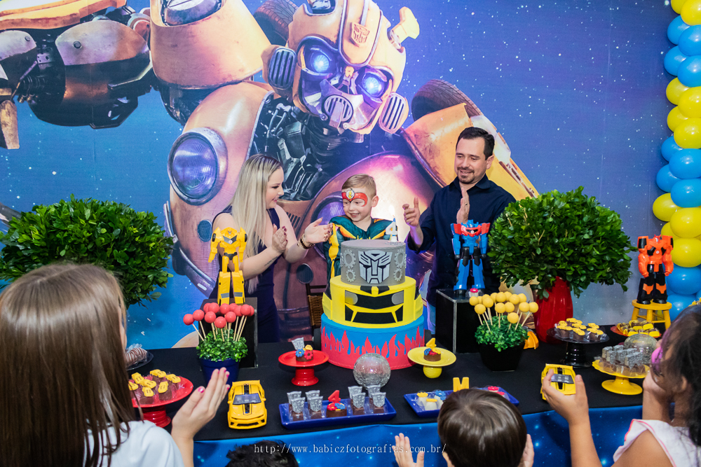 fotografia da hora do parabéns de festa infantil tema transformes no buffet infantil Armazém Eventos e Kids em Maringá