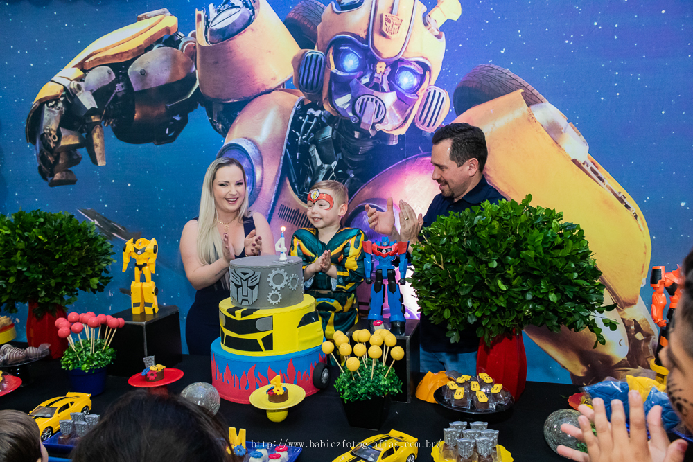 fotografia da hora do parabéns de festa infantil tema transformes no buffet infantil Armazém Eventos e Kids em Maringá