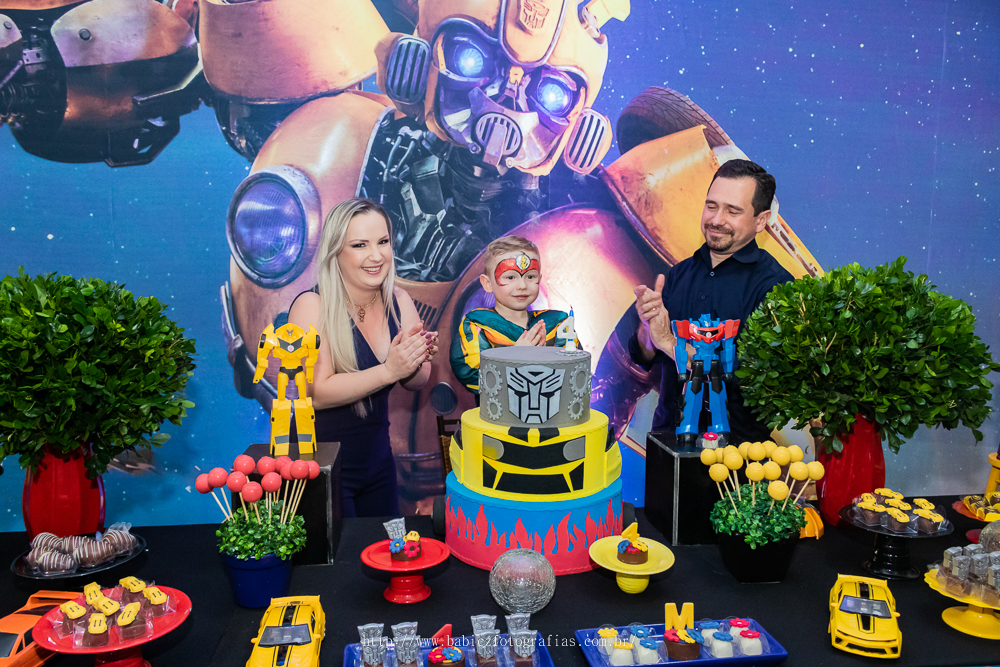 fotografia da hora do parabéns de festa infantil tema transformes no buffet infantil Armazém Eventos e Kids em Maringá