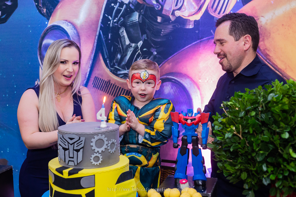 fotografia da hora do parabéns de festa infantil tema transformes no buffet infantil Armazém Eventos e Kids em Maringá