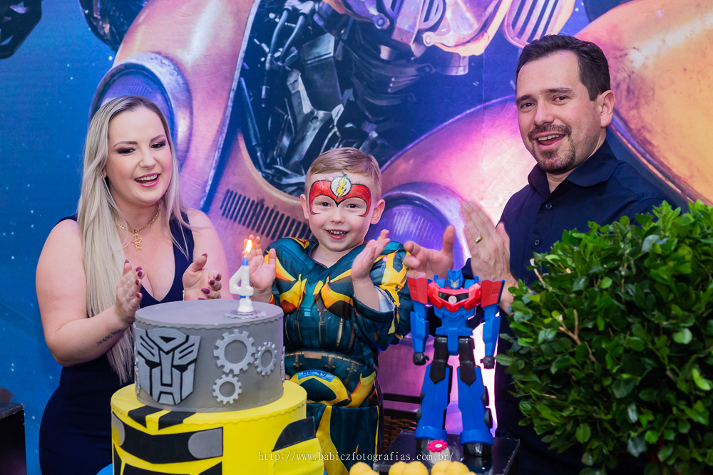 fotografia da hora do parabéns de festa infantil tema transformes no buffet infantil Armazém Eventos e Kids em Maringá