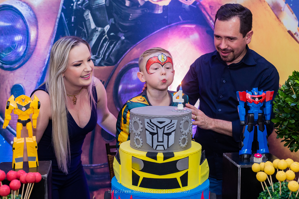 fotografia da hora do parabéns de festa infantil tema transformes no buffet infantil Armazém Eventos e Kids em Maringá