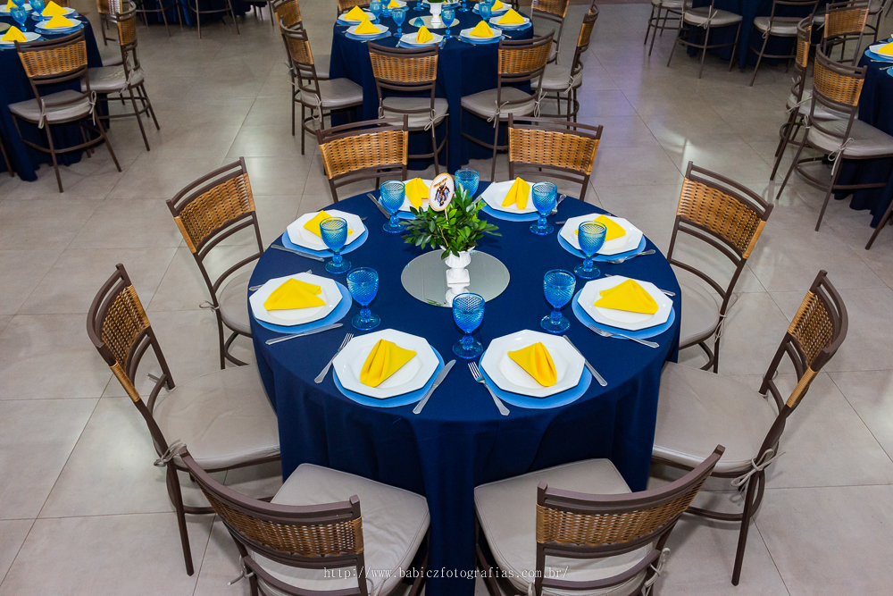 fotografia de uma mesa do buffet infantil Armazém Maringá decorado com o tema transformes