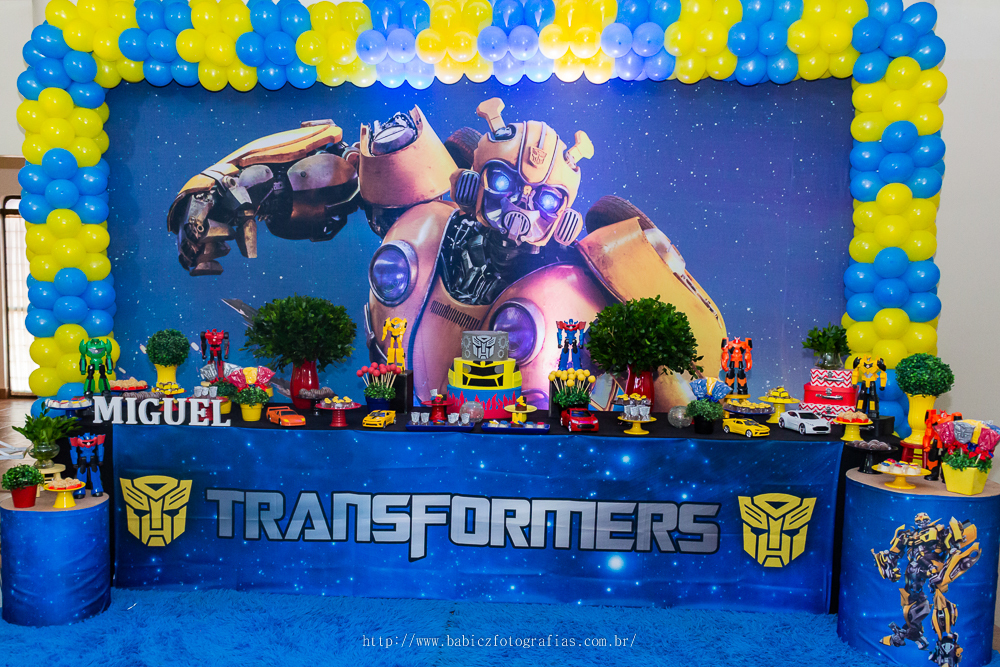 fotografia da mesa do bolo no buffet infantil Armazém Maringá decorado com o tema transformes