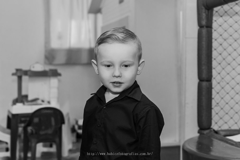 fotografia de menino lindo em sua festa de aniversario infantil em preto e branco