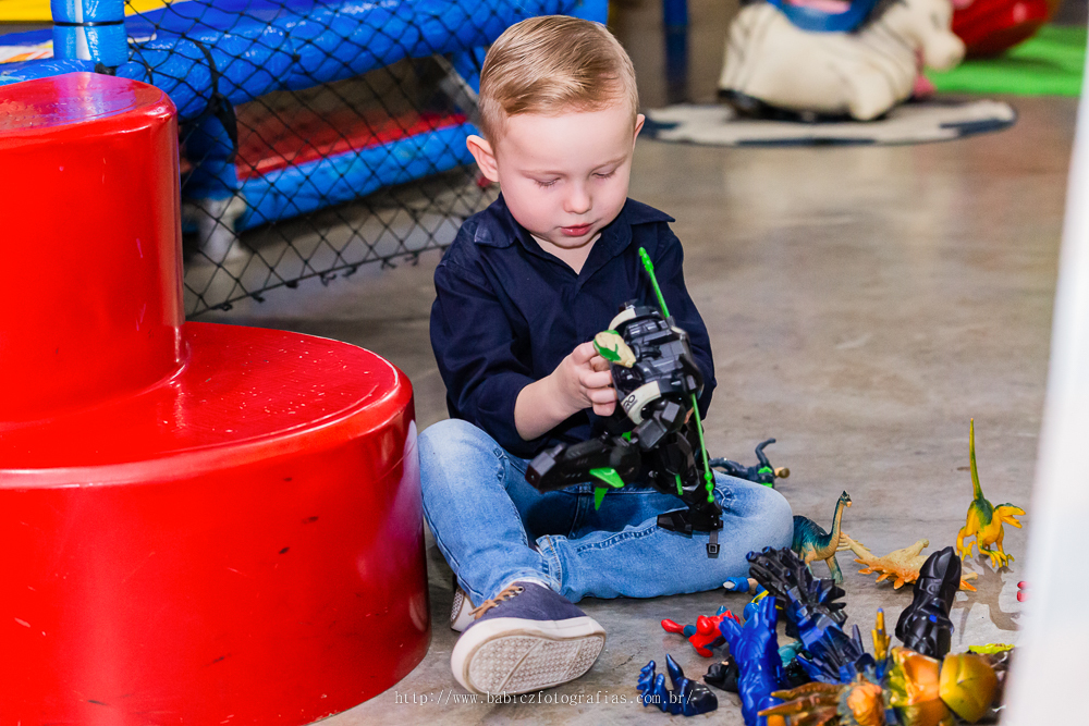 fotografia de menino brincando em sua festa de aniversario infantil