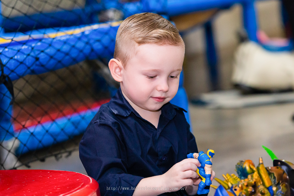 fotografia de menino brincando em sua festa de aniversario infantil