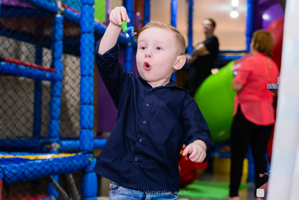fotografia de menino brincando em sua festa de aniversario infantil