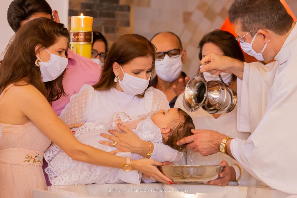 fotografia de Batizado com a agua na paroquia sao miguel arcanjo. 
Fotos de Rose Babicz