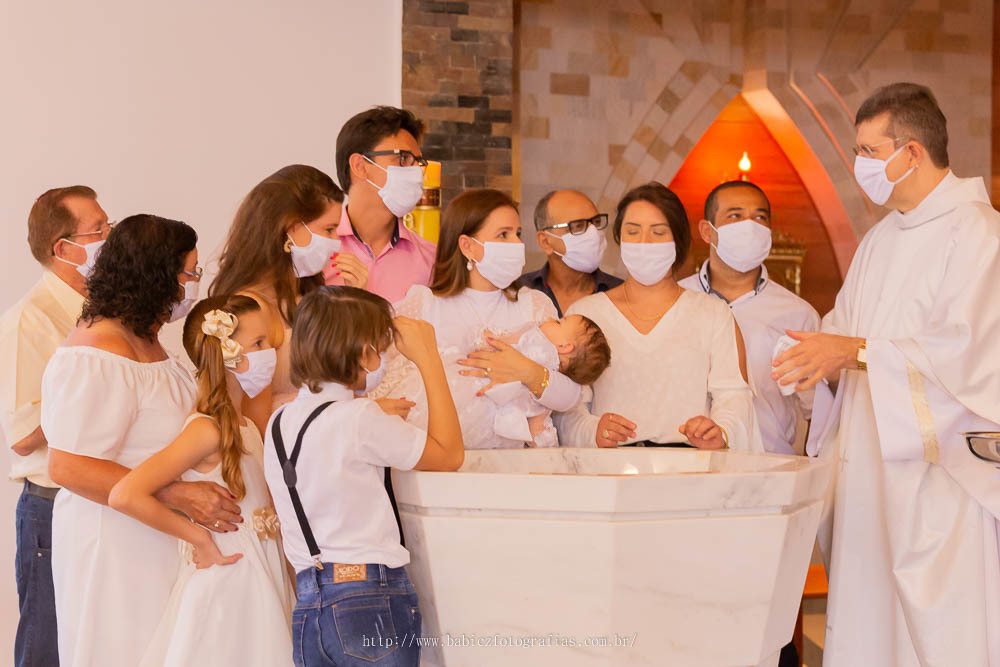 fotografia do momento do batismo com a agua