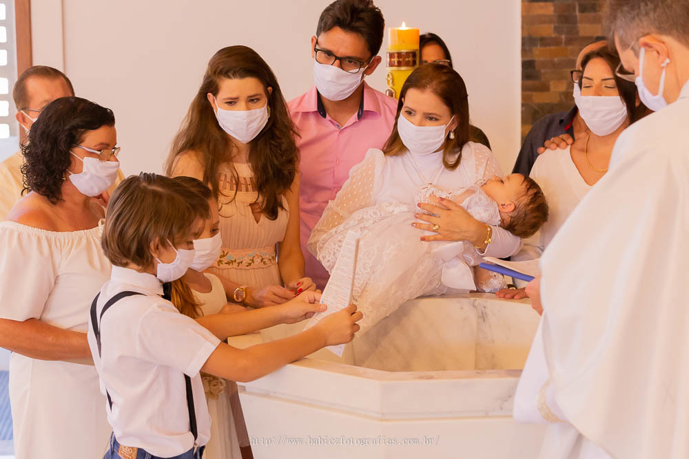 fotografia do momento do batismo com a agua
