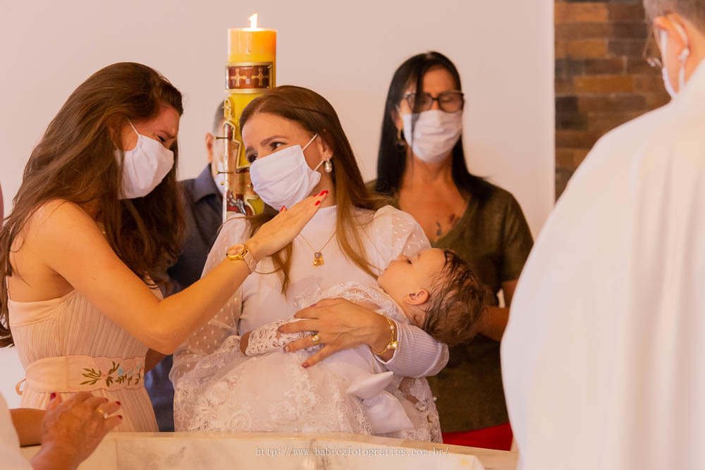 Mae e madrinha chorando durante o batismo, batizado muito emocionante