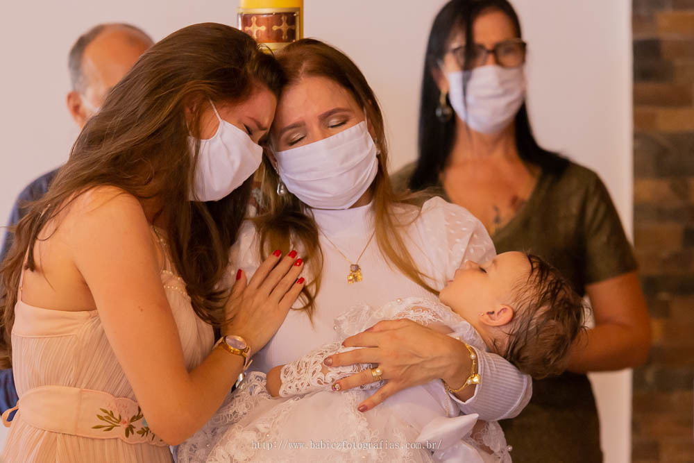 Mae e madrinha chorando durante o batismo, batizado muito emocionante em Maringa