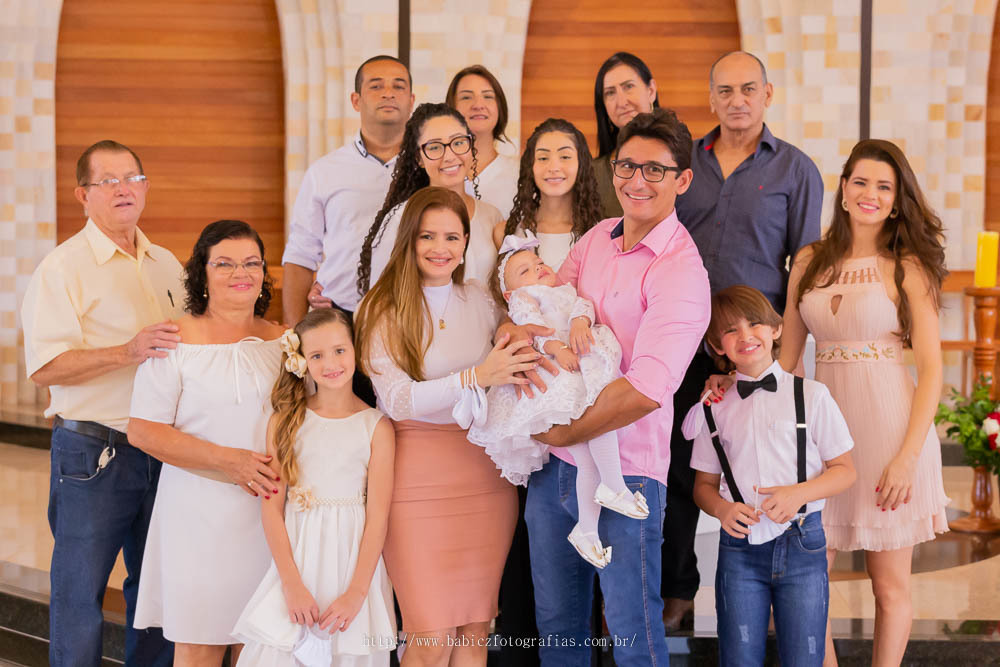 retrato de familia durante batizado