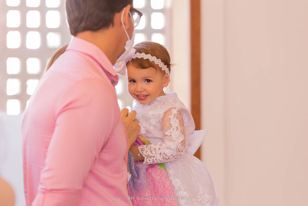 Ana Beatriz sendo batizada
