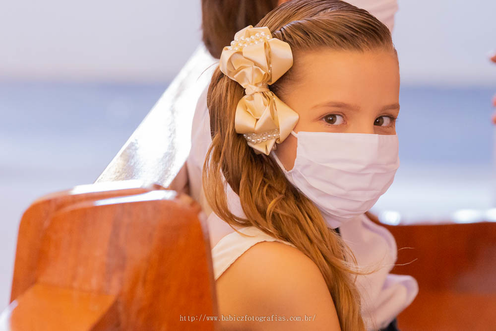 Ana Beatriz sendo batizada