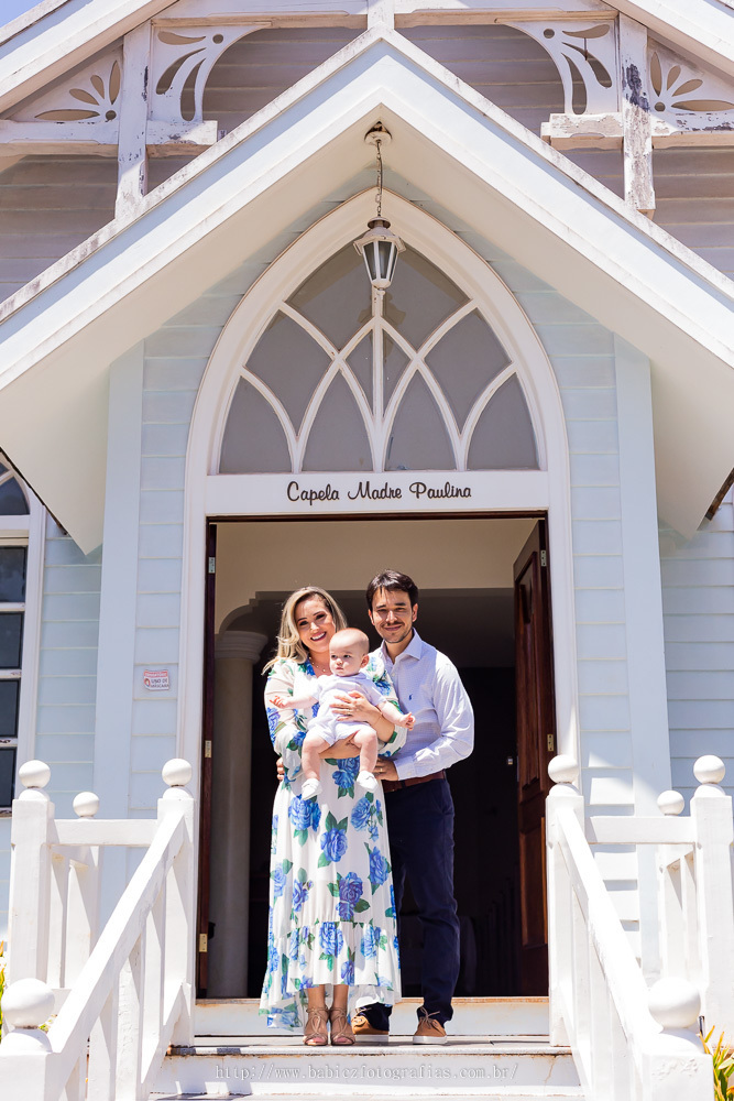 Fotografia pais com batizando na escadaria da frente da capela Madre Paulina