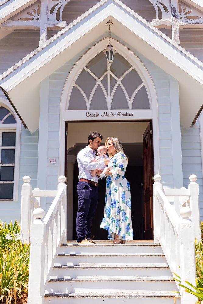 Fotografia pais com batizando na capela Madre Paulina