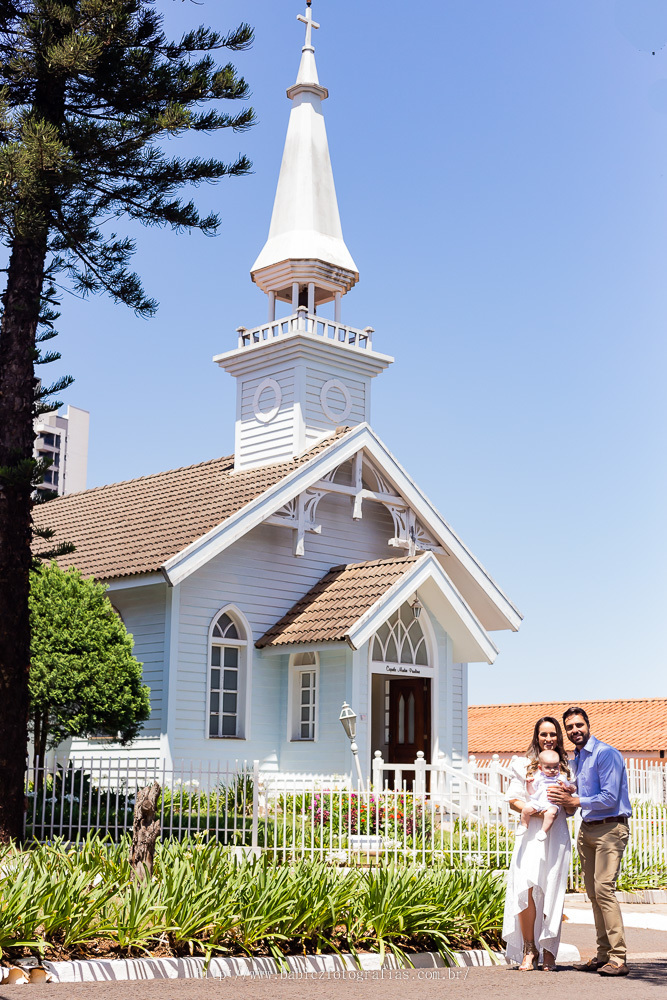 Fotografia batizando com os padrinhos na frente da capela Madre Paulina