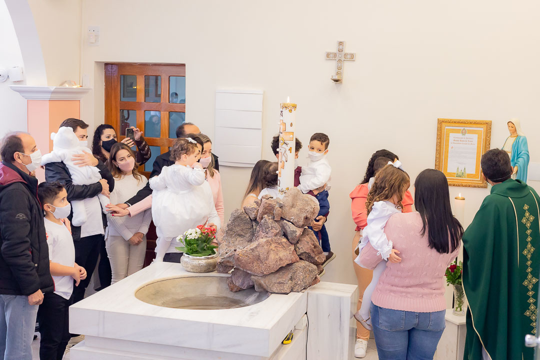 Momento da consagração durante um batismo.