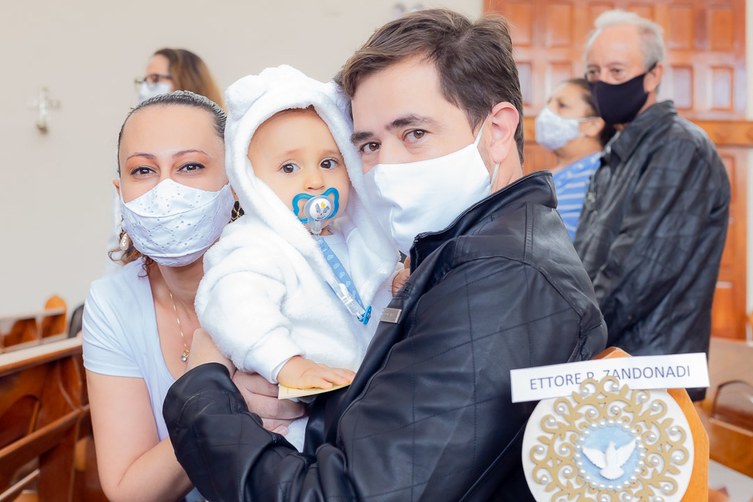Foto da família durante o batismo