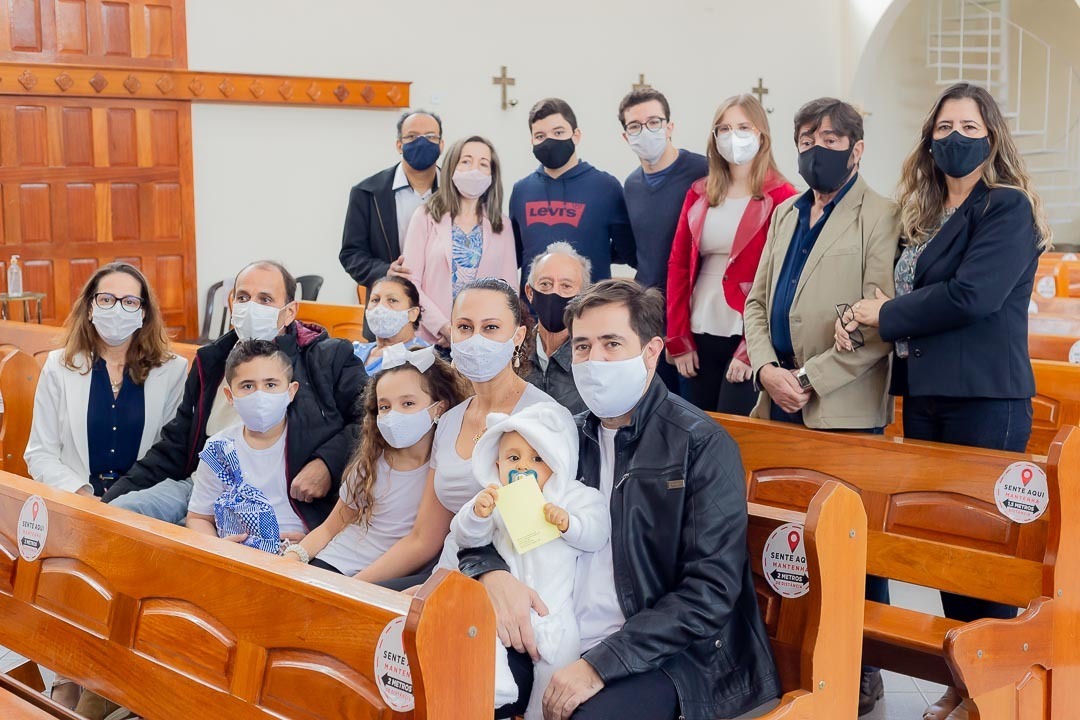Foto da família durante o batismo