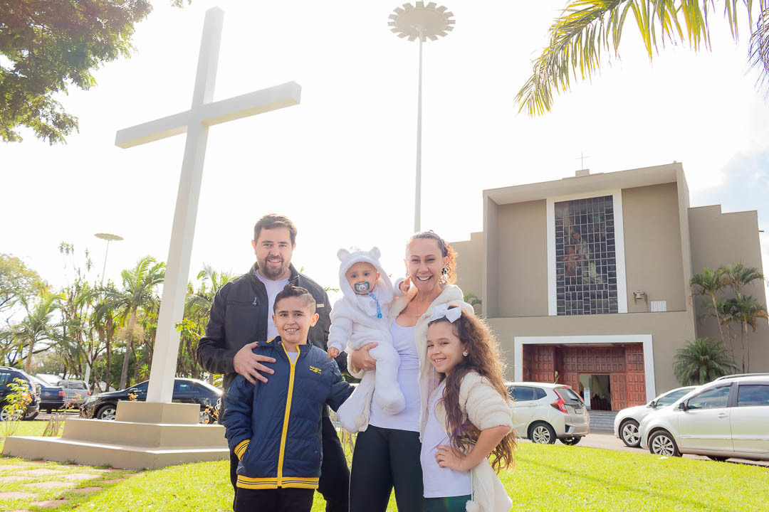Foto de família fotografada em frente a Paróquia Santa Rosa de Lima - Iguatemi-PR 