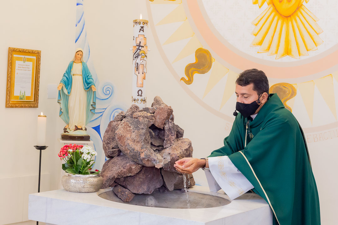 Benção da agua para o Batismo na Paróquia Santa Rosa de Lima - Iguatemi-PR. Pároco Pe. Adacílio Félix de Oliveira
Agua-Símbolo do batismo na igreja católica