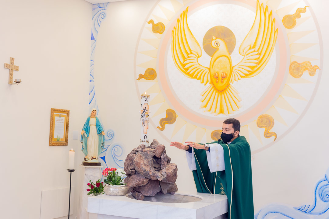 batizado na paroquia em Iguatemi pr.
Pároco Pe. Adacílio Félix de Oliveira
Benção Agua-Símbolo do batismo na igreja católica
