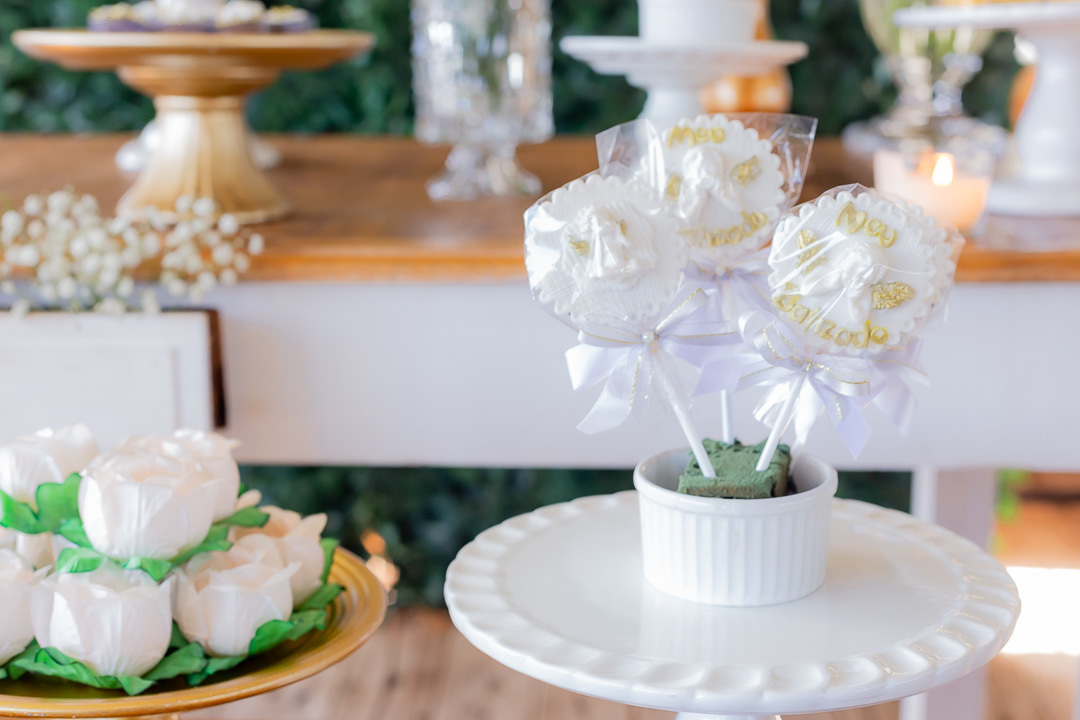 Fotografia do recepcao do batizado da Lara na Churrascaria Toro Rosso, decoracao de batizado feito por Lara Tormena Buffet e Eventos, e as lembrancinhas feitas por lacosdarau em Tamboara - PR