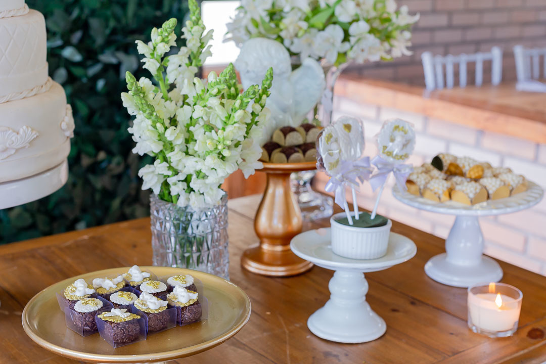 Fotografia do almoco de batizado da Lara na Churrascaria Toro Rosso, decoracao de batizado feito por Lara Tormena Buffet e Eventos, e as lembrancinhas feitas por lacosdarau em Tamboara - PR