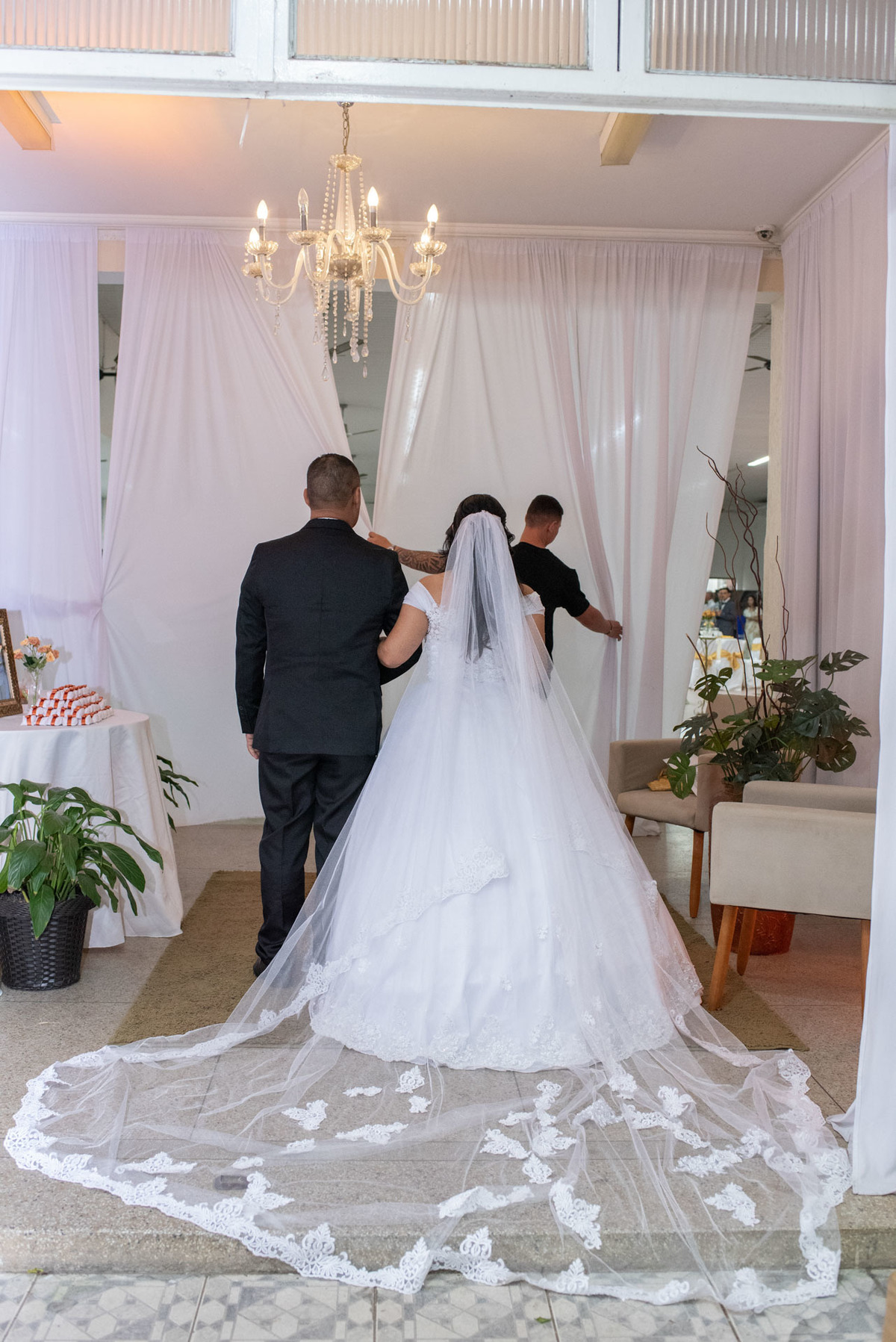 casamento evangélico, fotografia de casamento cristão, noivos jovens, casamento na igreja, amor abençoado por Deus, união cristã, cerimônia religiosa, fotógrafo de casamento, casamento cheio de fé, história de amor, casamento emocionante, casamento