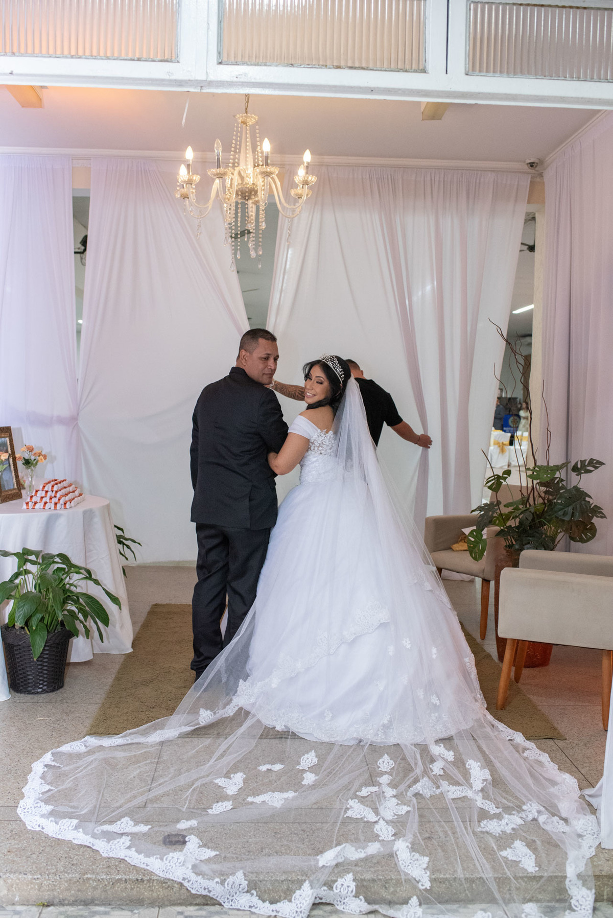 casamento evangélico, fotografia de casamento cristão, noivos jovens, casamento na igreja, amor abençoado por Deus, união cristã, cerimônia religiosa, fotógrafo de casamento, casamento cheio de fé, história de amor, casamento emocionante, casamento
