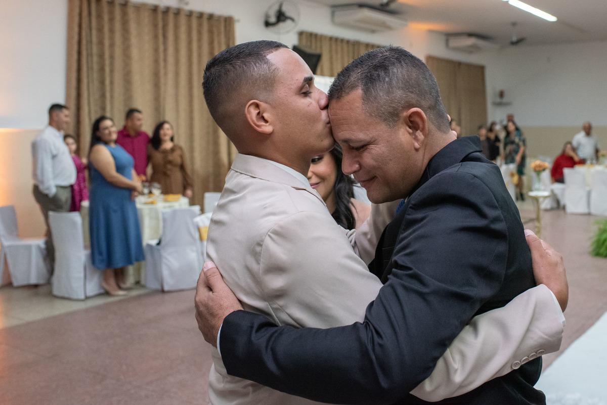 casamento evangélico, fotografia de casamento cristão, noivos jovens, casamento na igreja, amor abençoado por Deus, união cristã, cerimônia religiosa, fotógrafo de casamento, casamento cheio de fé, história de amor, casamento emocionante, casamento