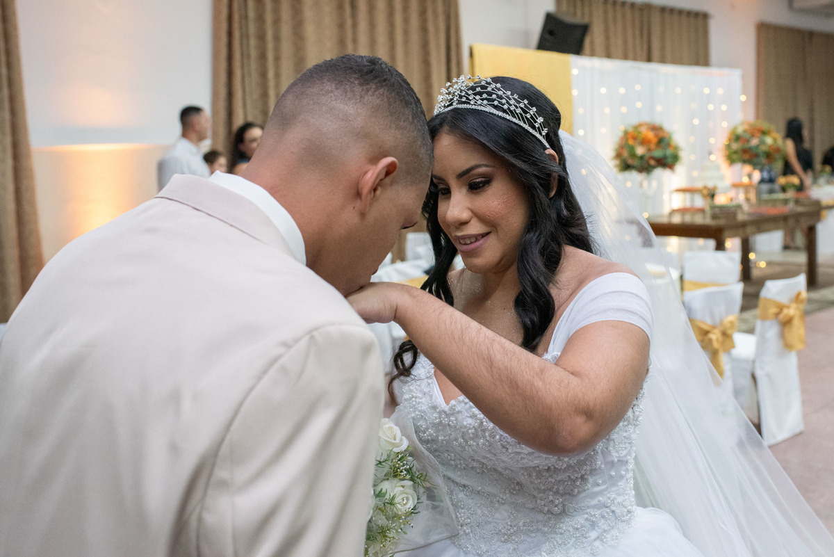 casamento evangélico, fotografia de casamento cristão, noivos jovens, casamento na igreja, amor abençoado por Deus, união cristã, cerimônia religiosa, fotógrafo de casamento, casamento cheio de fé, história de amor, casamento emocionante, casamento