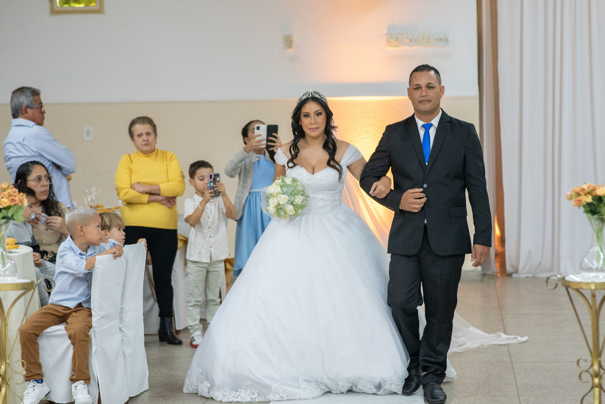 casamento evangélico, fotografia de casamento cristão, noivos jovens, casamento na igreja, amor abençoado por Deus, união cristã, cerimônia religiosa, fotógrafo de casamento, casamento cheio de fé, história de amor, casamento emocionante, casamento