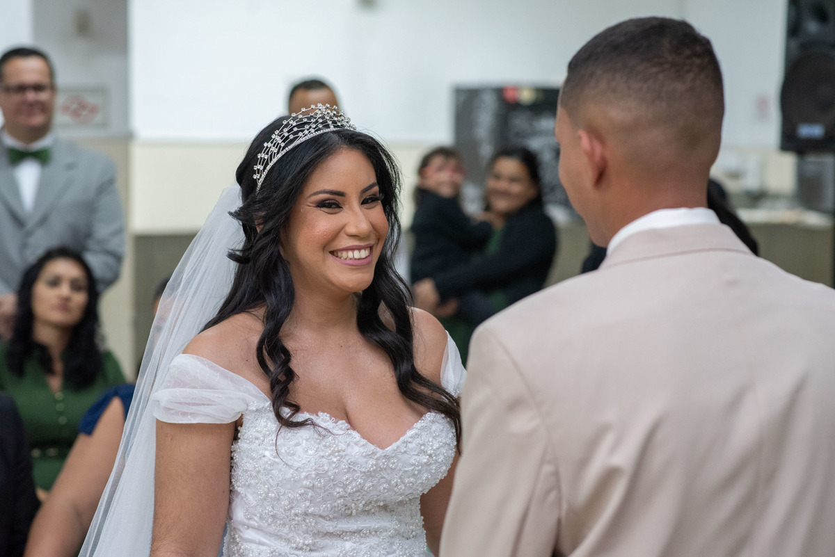 casamento evangélico, fotografia de casamento cristão, noivos jovens, casamento na igreja, amor abençoado por Deus, união cristã, cerimônia religiosa, fotógrafo de casamento, casamento cheio de fé, história de amor, casamento emocionante, casamento