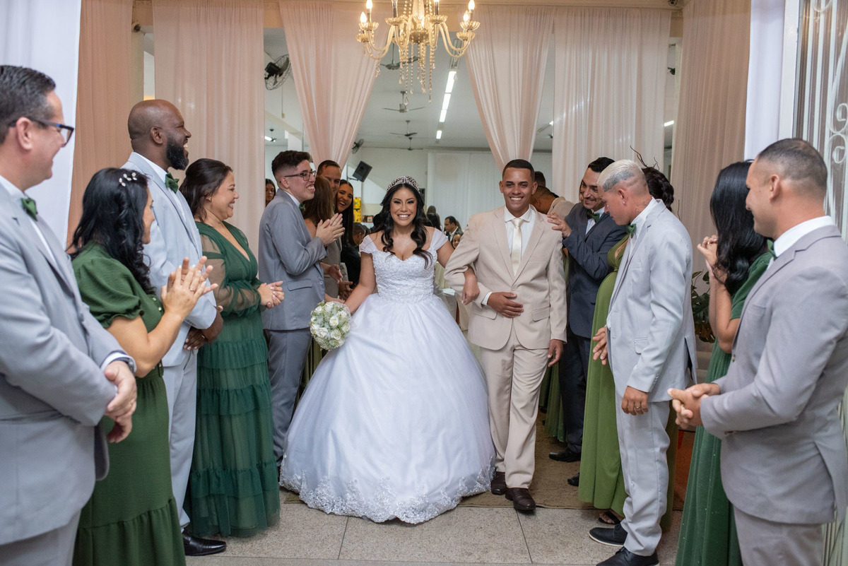 casamento evangélico, fotografia de casamento cristão, noivos jovens, casamento na igreja, amor abençoado por Deus, união cristã, cerimônia religiosa, fotógrafo de casamento, casamento cheio de fé, história de amor, casamento emocionante, casamento