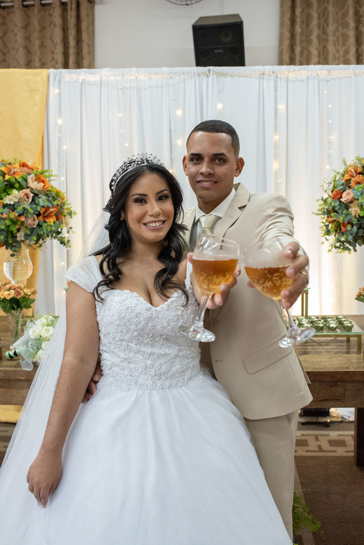 casamento evangélico, fotografia de casamento cristão, noivos jovens, casamento na igreja, amor abençoado por Deus, união cristã, cerimônia religiosa, fotógrafo de casamento, casamento cheio de fé, história de amor, casamento emocionante, casamento