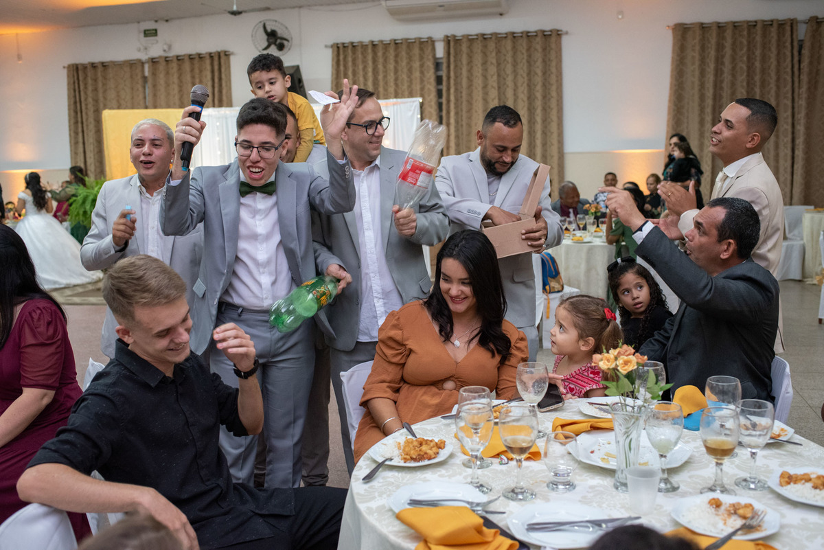 casamento evangélico, fotografia de casamento cristão, noivos jovens, casamento na igreja, amor abençoado por Deus, união cristã, cerimônia religiosa, fotógrafo de casamento, casamento cheio de fé, história de amor, casamento emocionante, casamento