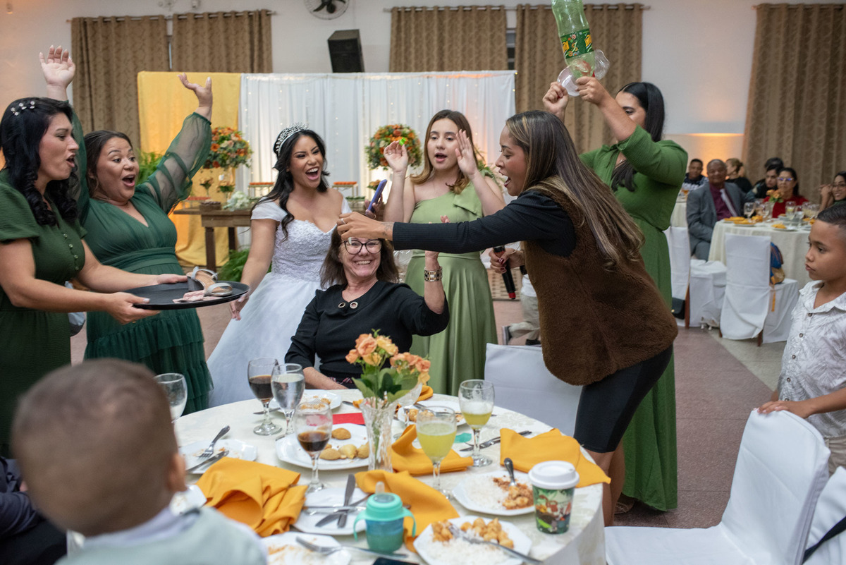 casamento evangélico, fotografia de casamento cristão, noivos jovens, casamento na igreja, amor abençoado por Deus, união cristã, cerimônia religiosa, fotógrafo de casamento, casamento cheio de fé, história de amor, casamento emocionante, casamento