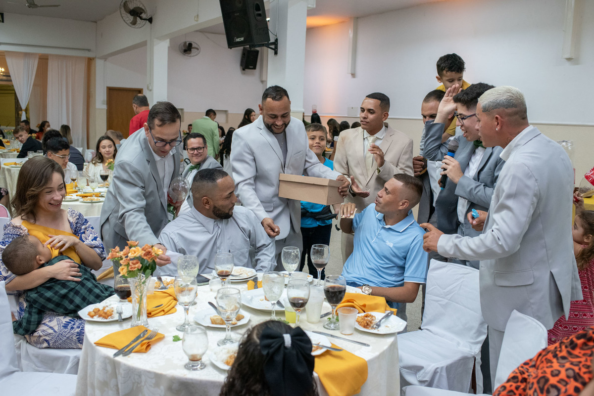 casamento evangélico, fotografia de casamento cristão, noivos jovens, casamento na igreja, amor abençoado por Deus, união cristã, cerimônia religiosa, fotógrafo de casamento, casamento cheio de fé, história de amor, casamento emocionante, casamento